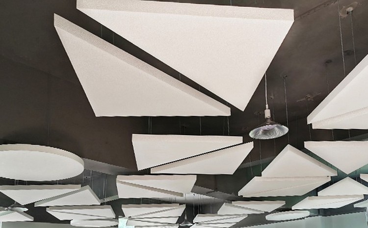 智慧教室有回聲用什么吸音材料？